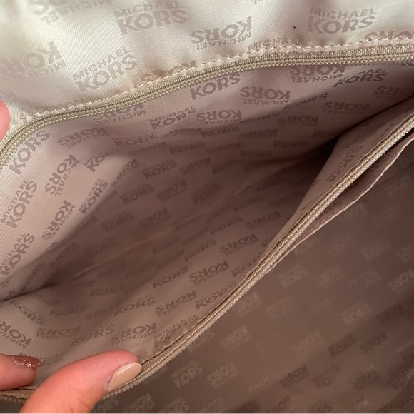 Michael Kors Logo sachet bag - Picture 11 of 12
